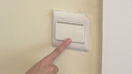 家里開關臟了怎么辦？媽媽教我這一招，輕輕一抹就干凈，告別安全隱患！